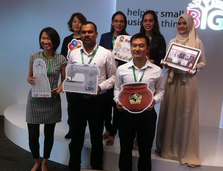Anh Trần Bá Nghiệp đưa sản phẩm cá kho Đại Hoàng sang Singapre trong sự kiện của Google tổ chức