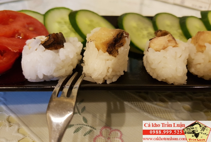 ăn thử m&oacute;n c&aacute; kho l&agrave;ng vũ đại tại hội chợ