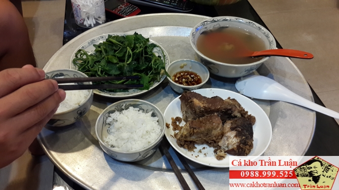 mâm cơm cá kho miền Bắc