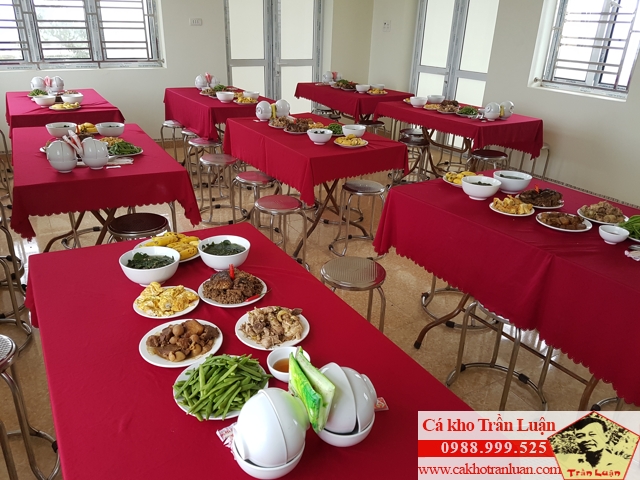 phục vụ ăn uống tại l&agrave;ng vũ đại