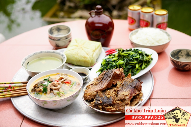 mâm cơm cá kho làng vũ đại ngày tết