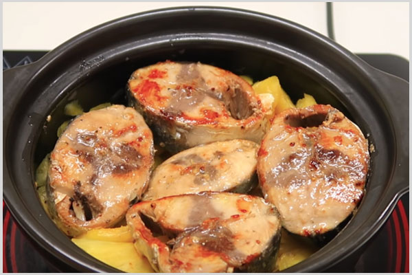 Kho cá ngừ với Thơm