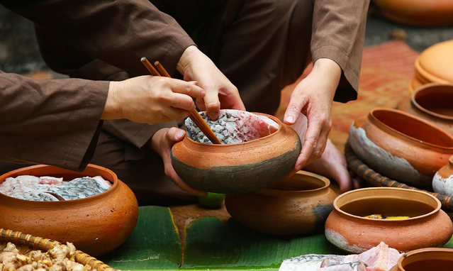 Từng miếng cá to, dày, xương sau khi nấu xong rất mềm dù người già hay trẻ con đều ăn dễ dàng mà không sợ bị hóc xương.