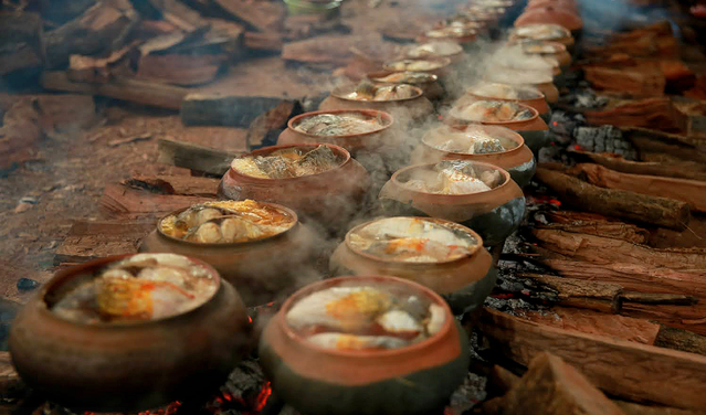 nồi cá trên bếp liên tục suốt 16 giờ đồng hồ 