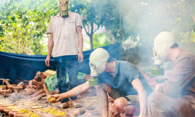 đeo mặt nạ phòng độc trong lúc kho cá, giúp mọi người hít thở thoải mái đeo mặt nạ phòng độc trong lúc kho cá, giúp mọi người hít thở thoải mái