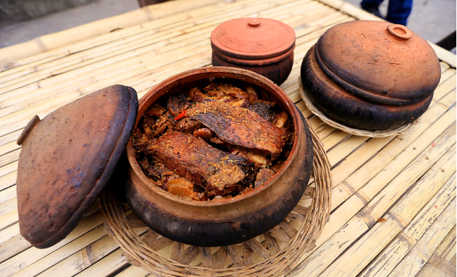 Cận cảnh nồi cá kho làng Vũ Đại vừa mới ra lò.