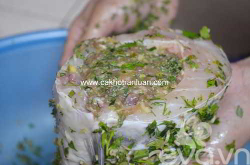 Dùng phần thịt xay đã chuẩn bị nhồi vào bụng cá, để khoảng 15-20 cho cá ngấm gia vị.