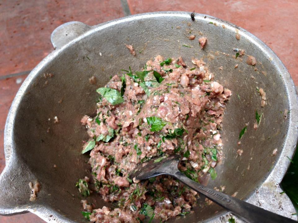 Trộn cá và thịt đã giã nhuyễn với rau thì là, rau răm và hành lá thái nhỏ.