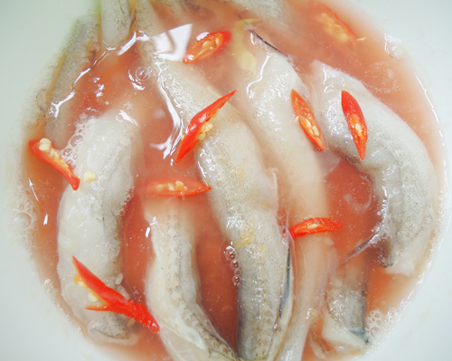 Ướp cá khoai với hỗn hợp nước chua trong khoảng 15 phút.