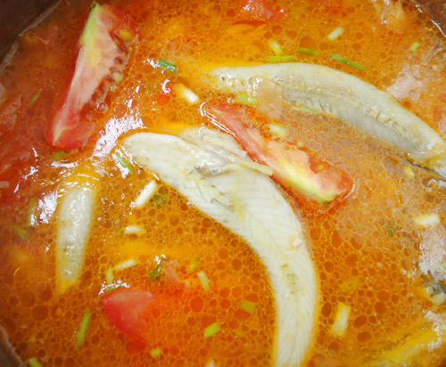 Khi nào nước canh sôi, nhẹ nhàng cho bát cá đã ướp vào.