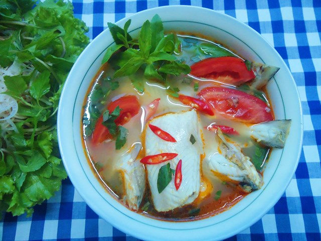 Nêm thêm gia vị cho vừa miệng. Bỏ hành lá và thì là vào, múc ra tô canh.