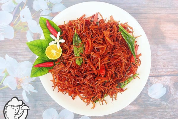 Tạo màu cho món khô gà lá chanh