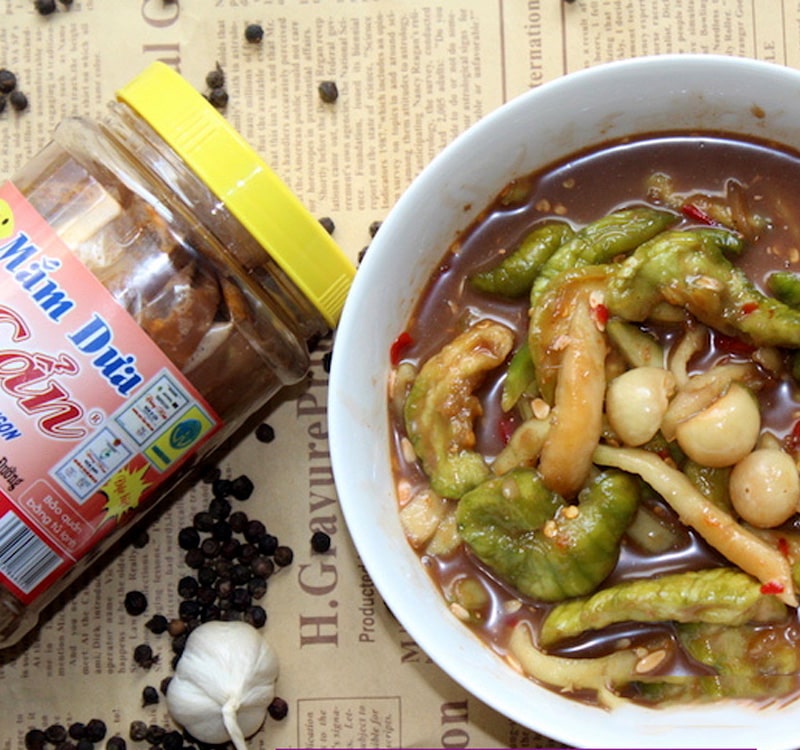 Đặc sản mắm dưa cà Dì Cẩn 