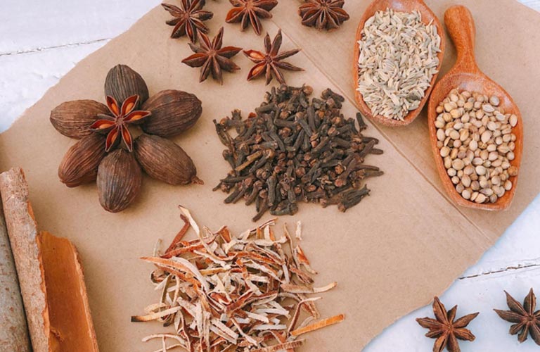 Thang thuốc ngâm mai quế lộ  gồm bao nhiêu vị?