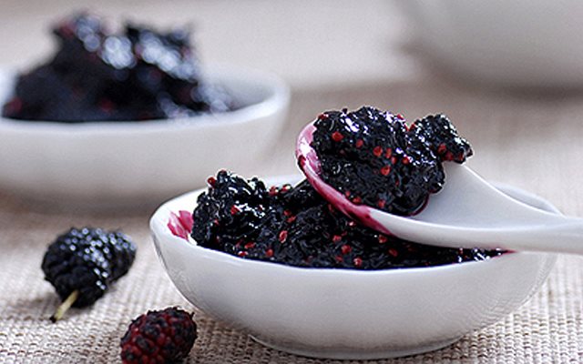 Cách làm dâu tằm ngâm đường phèn