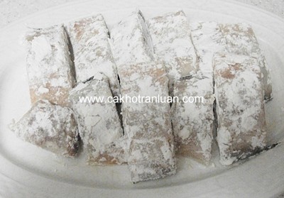 Rắc đều bột mì vào cá. Ở đây, chỉ cần dùng một chút xíu bột mì để khi rán cá Rắc đều bột mì vào cá. Ở đây, chỉ cần dùng một chút xíu bột mì để khi rán cá