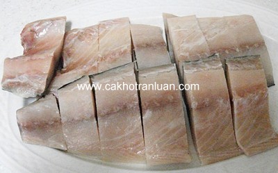 Đầu tiên, bạn lọc bỏ xương cá. Sau đó, rửa sạch cá với rượu trắng và gừng giã nhỏ cho hết tanh rồi lau khô và cắt thành khúc. Đầu tiên, bạn lọc bỏ xương cá. Sau đó, rửa sạch cá với rượu trắng và gừng giã nhỏ cho hết tanh rồi lau khô và cắt thành khúc.