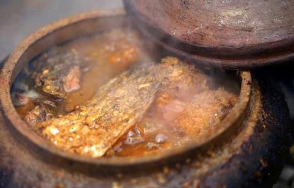 niêu cá kho làng vũ đại trên bếp lửa