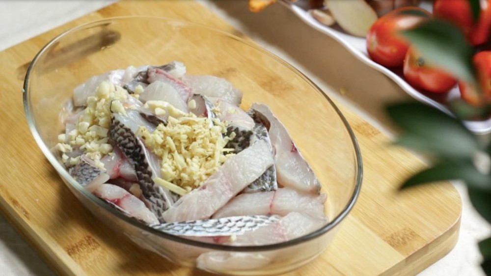 Nấu canh bánh đa cá rô phi