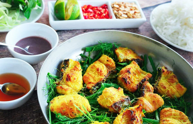 Nhanh tay cho rau và hành vào đảo đều nhẹ nhàng là có thể ăn được rồi Nhanh tay cho rau và hành vào đảo đều nhẹ nhàng là có thể ăn được rồi